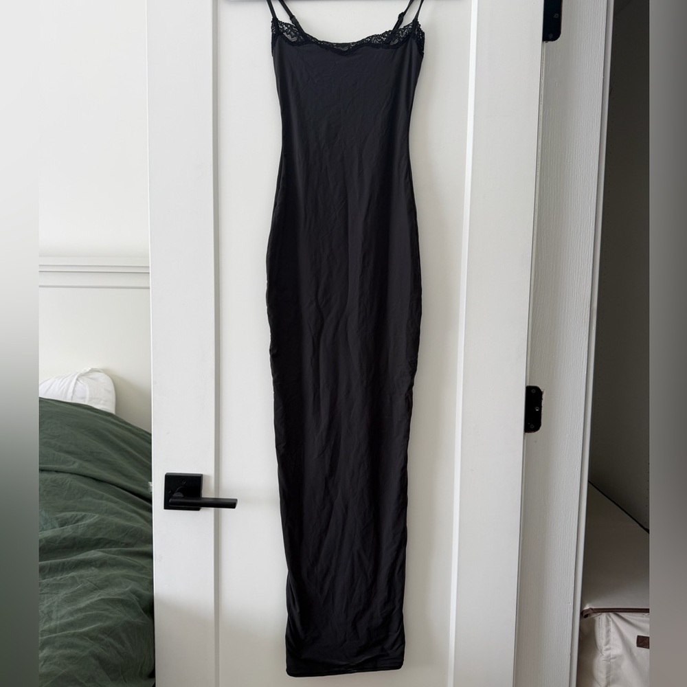 SKIMS FITS EVERYBODY LACE
LONG SLIP DRESS